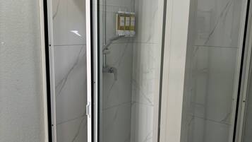 Dusche, Handtücher, Shampoo
