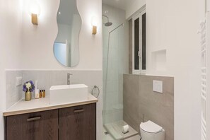 Bathroom - Parisian Residence Near Notre-Dame on Île de la Cité (Paris)