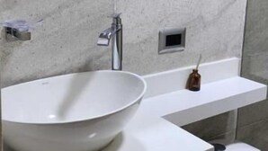 Kamar Double Standar | Kamar mandi | Shower, perlengkapan mandi gratis, handuk, dan sabun
