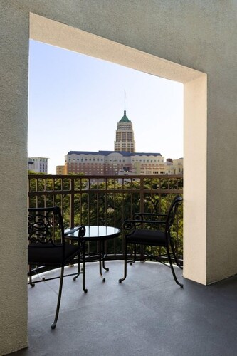 San Antonio | Relaxing City Retreat | Sun Deck + Downtown