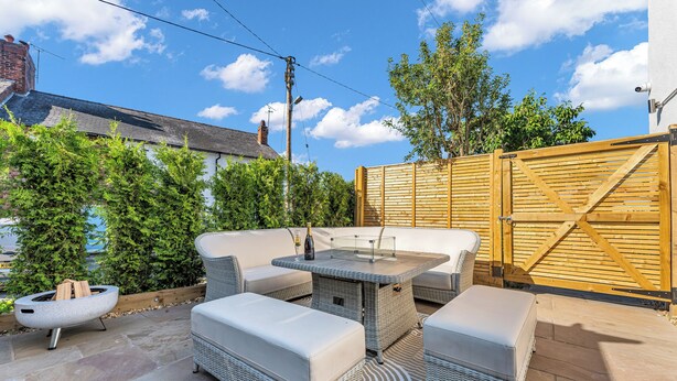 Outdoor dining - 31 Old Chester Road (Helsby)