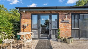 Outdoor dining - 31 Old Chester Road (Helsby)