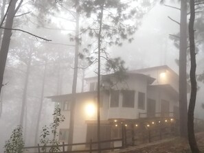 A house surrounded by trees in a foggy environment. - Ana Paula Cabin, Mazamitla, Jalisco Experience the feeling of a deep breath (Mazamitla)
