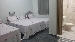 Phòng Suite dành cho gia đình, sân hiên, quang cảnh sân vườn | Màn/rèm cản sáng, bàn ủi/dụng cụ ủi quần áo 