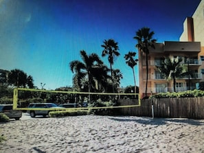 A building with a flat roof, surrounded by palm trees and a fence. - Club Wyndham Palm-Aire 2 Bedroom, 2 Bath - Pampering Encouraged! (Pompano Beach)