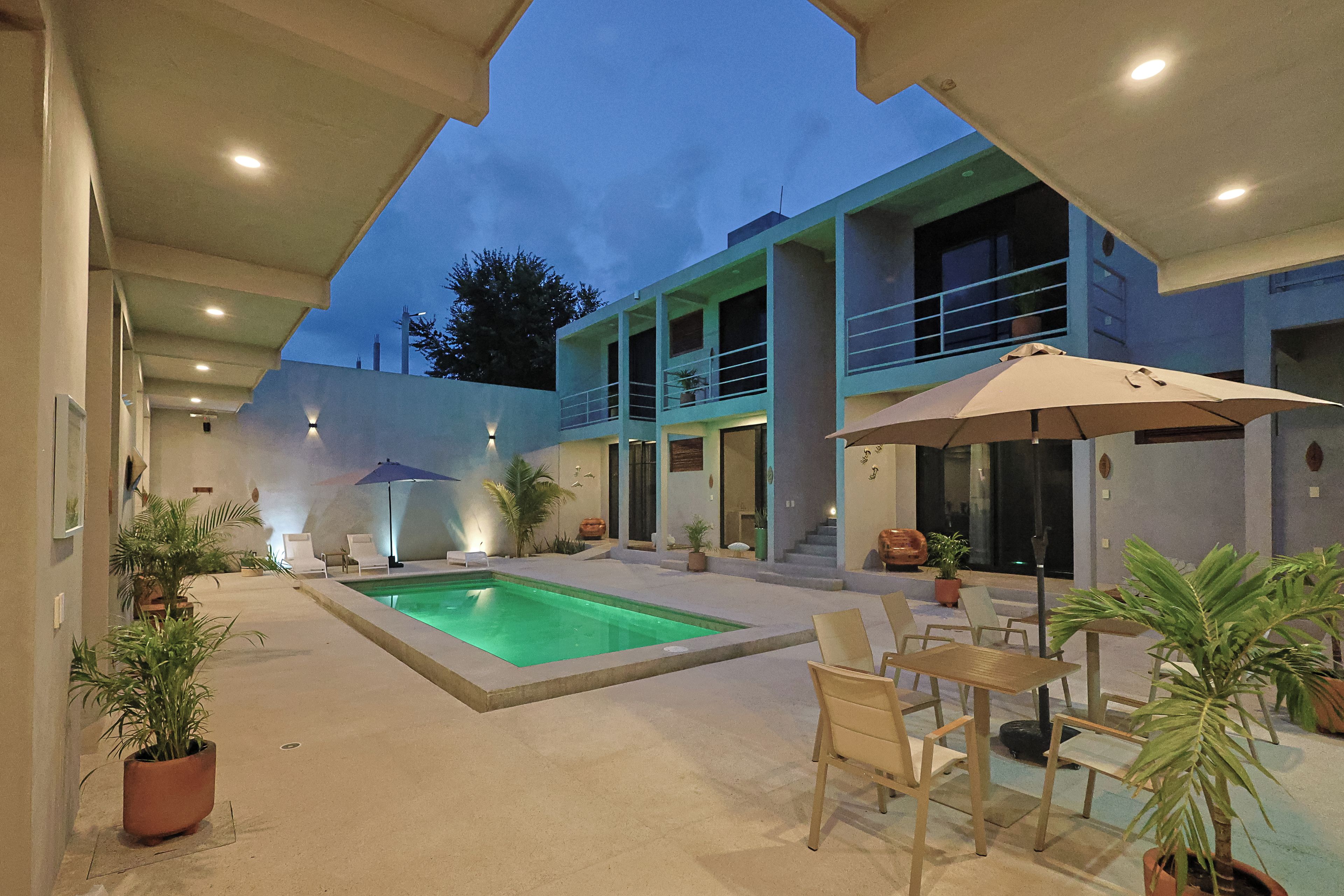 Una piscina al aire libre