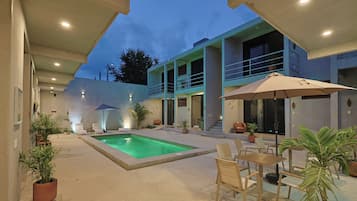 Una piscina al aire libre