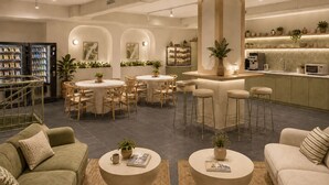 Ein modernes Interieur mit Barbereich, Sitzgelegenheiten und einer Küchenzeile.