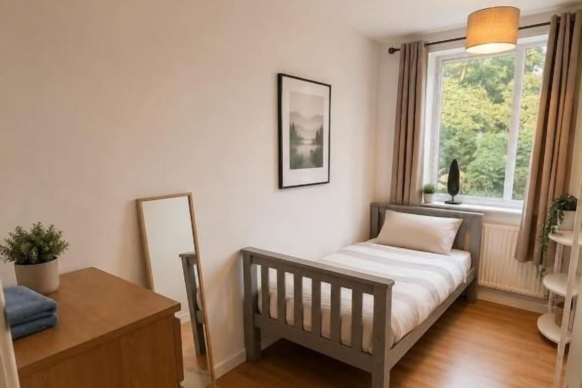 WiFi (free), bed sheets