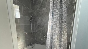 Bathroom - Oyo Bethel Apartments (Leeds)