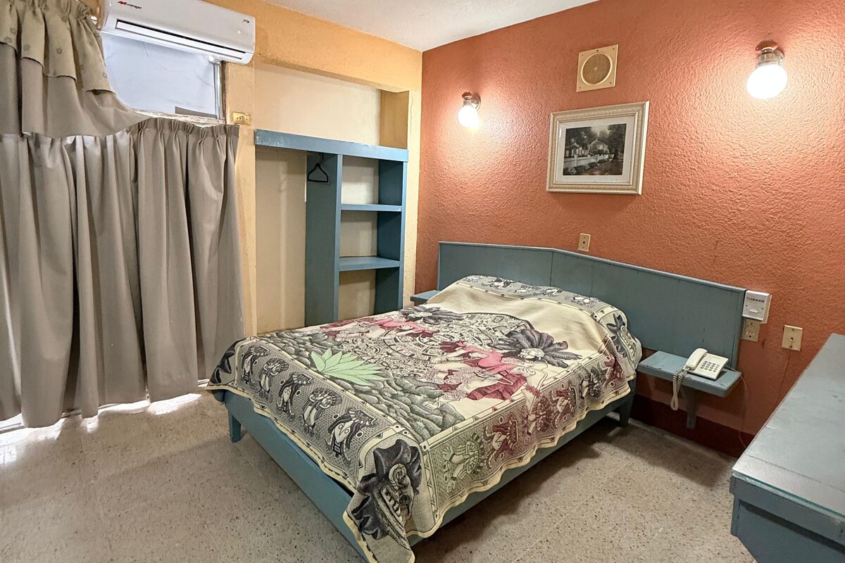 Habitación individual estándar, balcón, vista a la ciudad | Espacio para trabajar con laptop y wifi gratis 