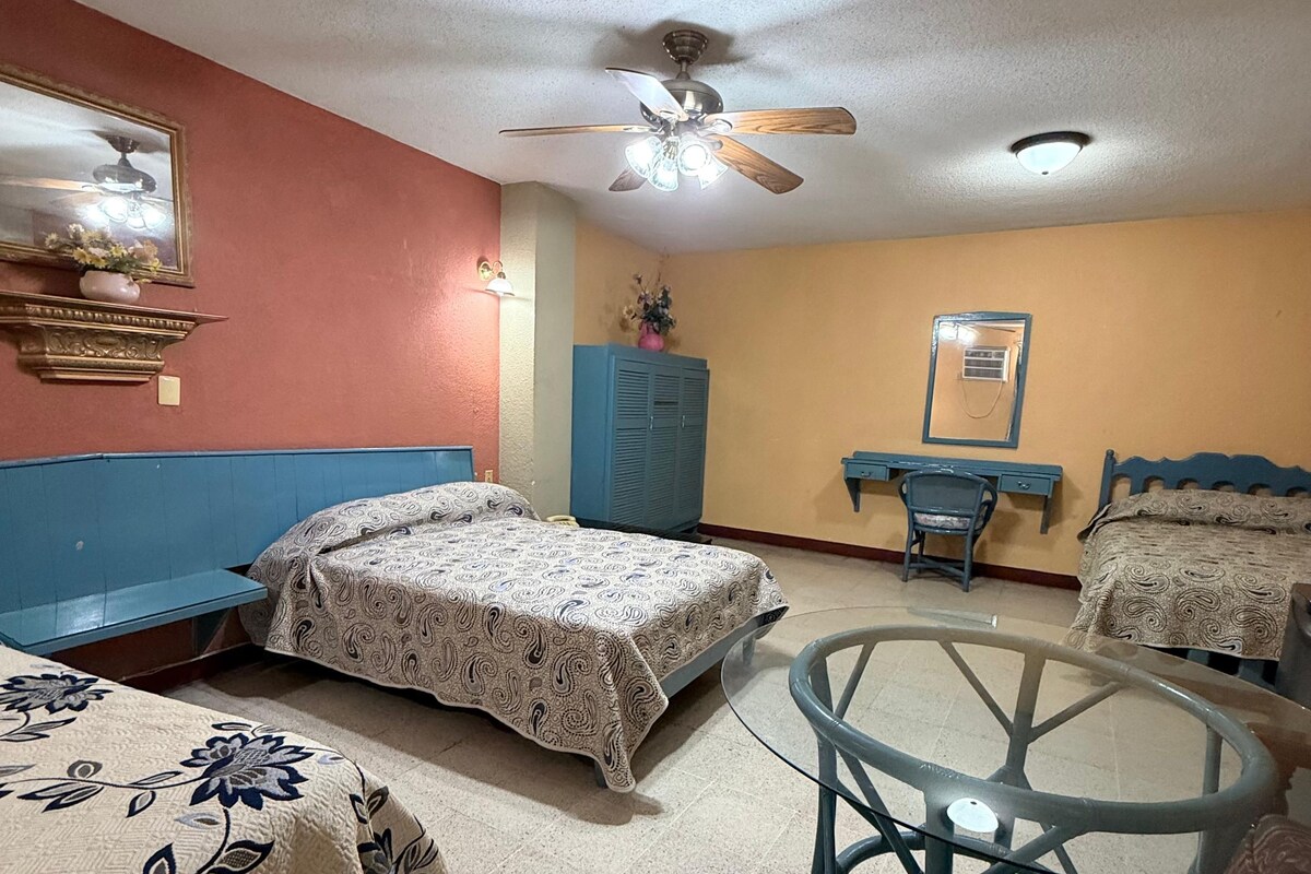 Habitación triple familiar, balcón, vista a la ciudad | Espacio para trabajar con laptop y wifi gratis 
