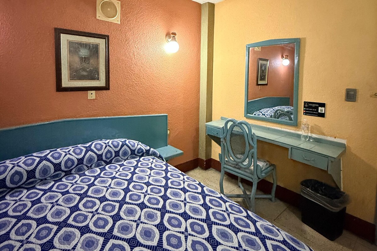 Habitación doble estándar, balcón | Espacio para trabajar con laptop y wifi gratis 