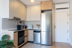 Eine moderne Küche mit eingebauten Geräten, einem Geschirrspüler und einem Kühlschrank.