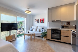 Eine moderne Wohnung mit Wohnzimmer, Essbereich und Küche.