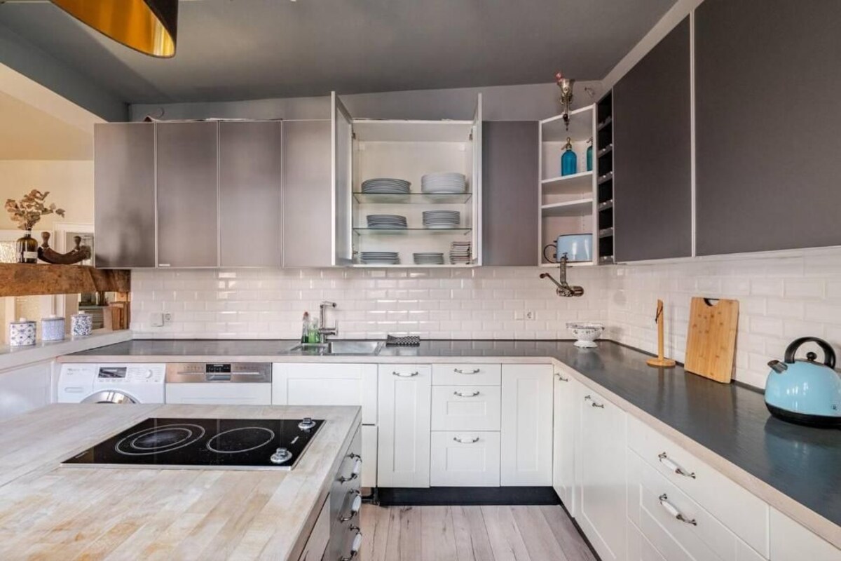 Comfort Condo, 3 Bedrooms, Non Smoking, Balcony | Private kitchen | Highchair