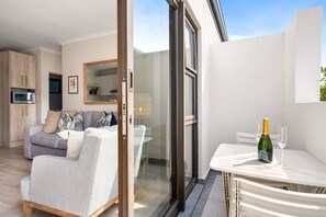 Eine moderne Wohnung mit Wohnzimmer, Essbereich und Küche.