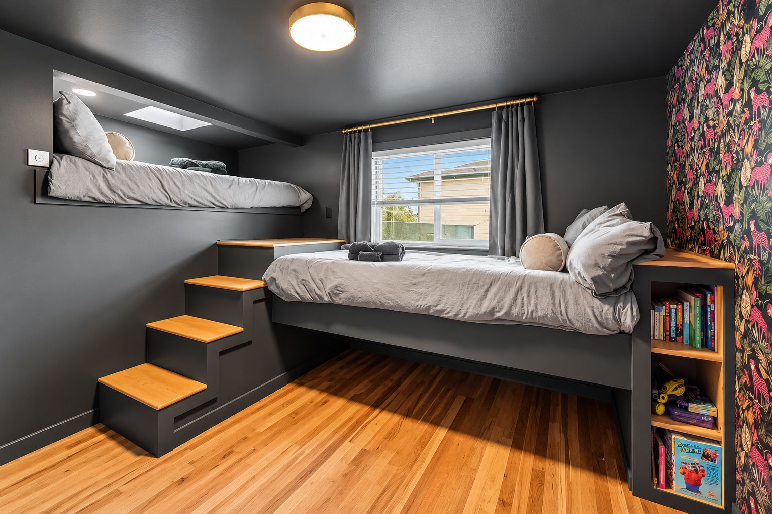 Une chambre à coucher de taille réduite, avec un lit superposé, un puits de lumière, une fenêtre avec des rideaux, une bibliothèque et un plancher en bois.