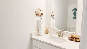 Chuveiro, secador de cabelo, toalhas de banho, sabonete