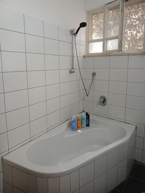 Secadora de cabello, toallas, jabón, shampoo 