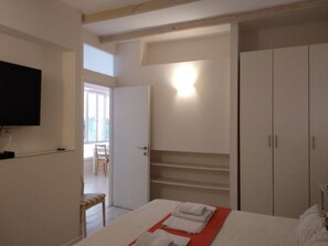 Tabla de planchar con plancha, wifi gratis y ropa de cama 