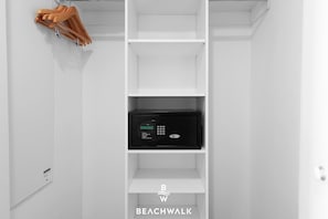 CLOSET - Beachwalk APT 2BR - Private Balcony & Beach Access (Hallandale Beach)