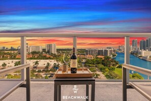 BALCONY - Beachwalk APT 2BR - Private Balcony & Beach Access (Hallandale Beach)