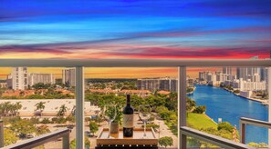 BALCONY - Beachwalk APT 2BR - Private Balcony & Beach Access (Hallandale Beach)