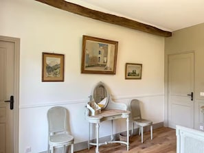 A room with a white vanity, two chairs, and three framed paintings on the wall. - Magnanerie du manoir de Beauregard (Véretz)