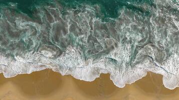 Una playa con olas rompiendo sobre la orilla.