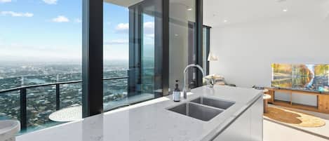 Una cocina moderna con un amplio ventanal y vistas a la ciudad.