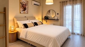 Room - Modern 1-Bedroom Stay in Piraeus | Near the Port & Marina (Pireas)