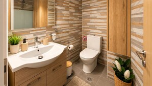 Bathroom - Modern 1-Bedroom Stay in Piraeus | Near the Port & Marina (Pireas)