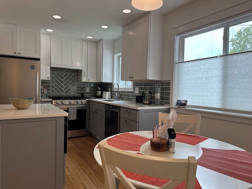 Cozy 3 bed Craftsman Retreat, 10 Min from the Big House