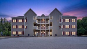 A multi-story building with a symmetrical facade, balconies, and a central entrance. - Soulful Summit at Forest Ridge- Pools & Hot Tub (Lincoln)