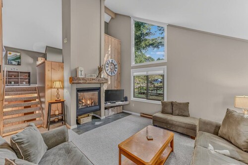 Clearbrook Retreat- Shuttle-Pool-Amenities
