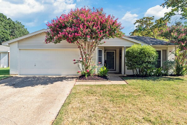 Exterior - Near Glade Parks Updated 3 Bedroom (Euless)
