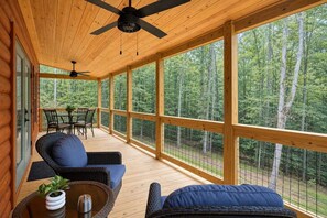 Outdoor dining - NEW CABIN! - MawMaw Bear's Nook -King Bed-Dog Yard (Murphy)