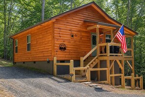 Exterior - NEW CABIN! - MawMaw Bear's Nook -King Bed-Dog Yard (Murphy)