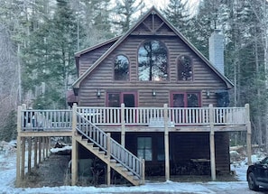 A log cabin with a balcony and a staircase leading to the entrance. - Pet friendly ski chalet 5min from Sunday River (Bethel)