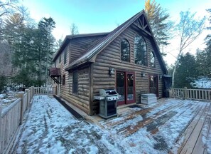 A log cabin with a deck, a barbecue grill, and a covered outdoor seating area. - Pet friendly ski chalet 5min from Sunday River (Bethel)