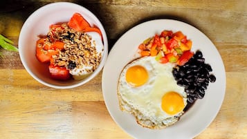 Dos platos de comida sobre una mesa de madera.