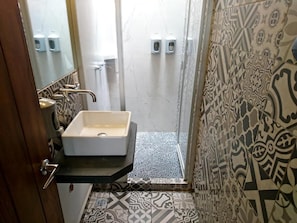 Deluxe Shared Dormitory | Bathroom - Casa Angel Hostel (Oaxaca de Juárez)