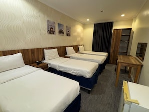 Basic Quadruple Room | Seterika/papan seterika, Wi-fi percuma 
