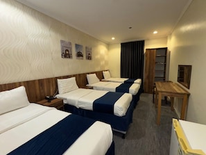 Basic Quadruple Room | Seterika/papan seterika, Wi-fi percuma 