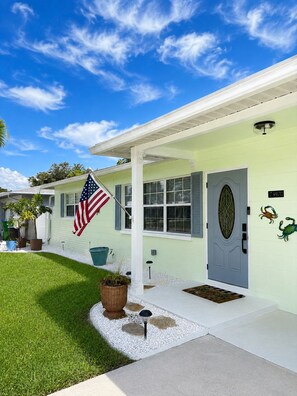 Exterior - Modern Cozy 2BR/2BA Casita - Pet-Friendly - 5 Min to Madeira Beach, (ST. PETERSBURG)