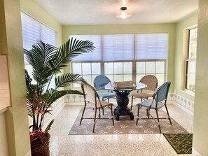 Dining - Modern Cozy 2BR/2BA Casita - Pet-Friendly - 5 Min to Madeira Beach, (ST. PETERSBURG)