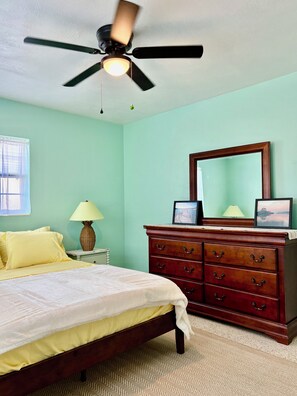 Room - Modern Cozy 2BR/2BA Casita - Pet-Friendly - 5 Min to Madeira Beach, (ST. PETERSBURG)