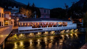 A riverside restaurant with outdoor seating, stone walls, and a view of the water. - Kuča na rjeci s velikim vrtom I pogledom na planine,3km od mora - Split 10km. (Žrnovnica)