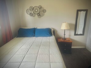 Room - Private bedroom in Warren with central air (Warren)